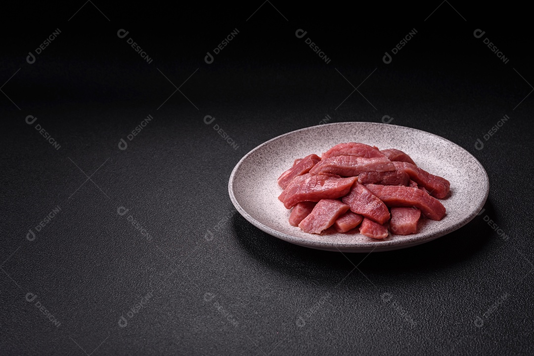 Pedaços de carne bovina crua, provavelmente cortada para preparo culinário