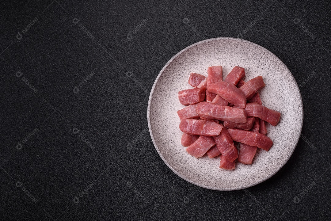Pedaços de carne bovina crua, provavelmente cortada para preparo culinário