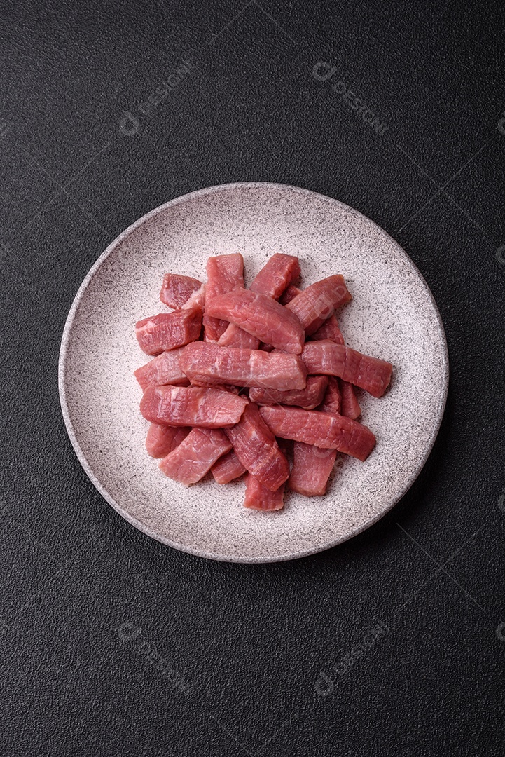 Pedaços de carne bovina crua, provavelmente cortada para preparo culinário