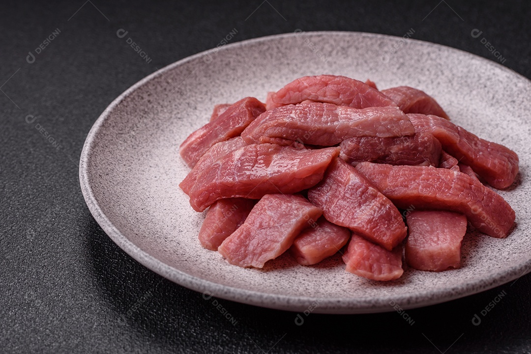 Pedaços de carne bovina crua, provavelmente cortada para preparo culinário