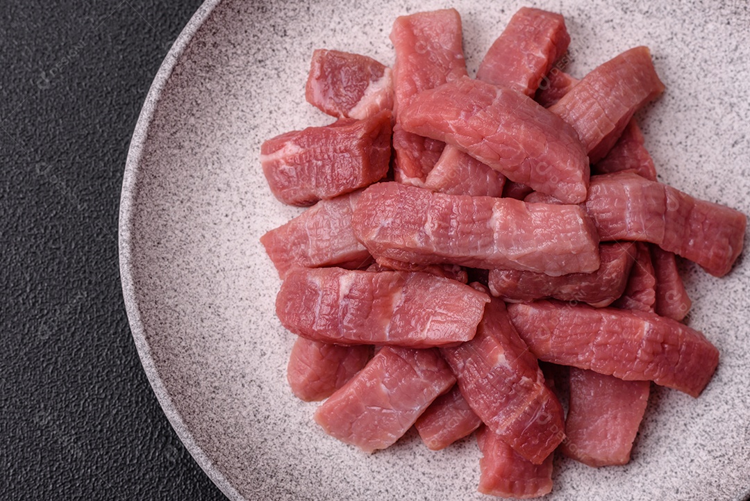 Pedaços de carne bovina crua, provavelmente cortada para preparo culinário