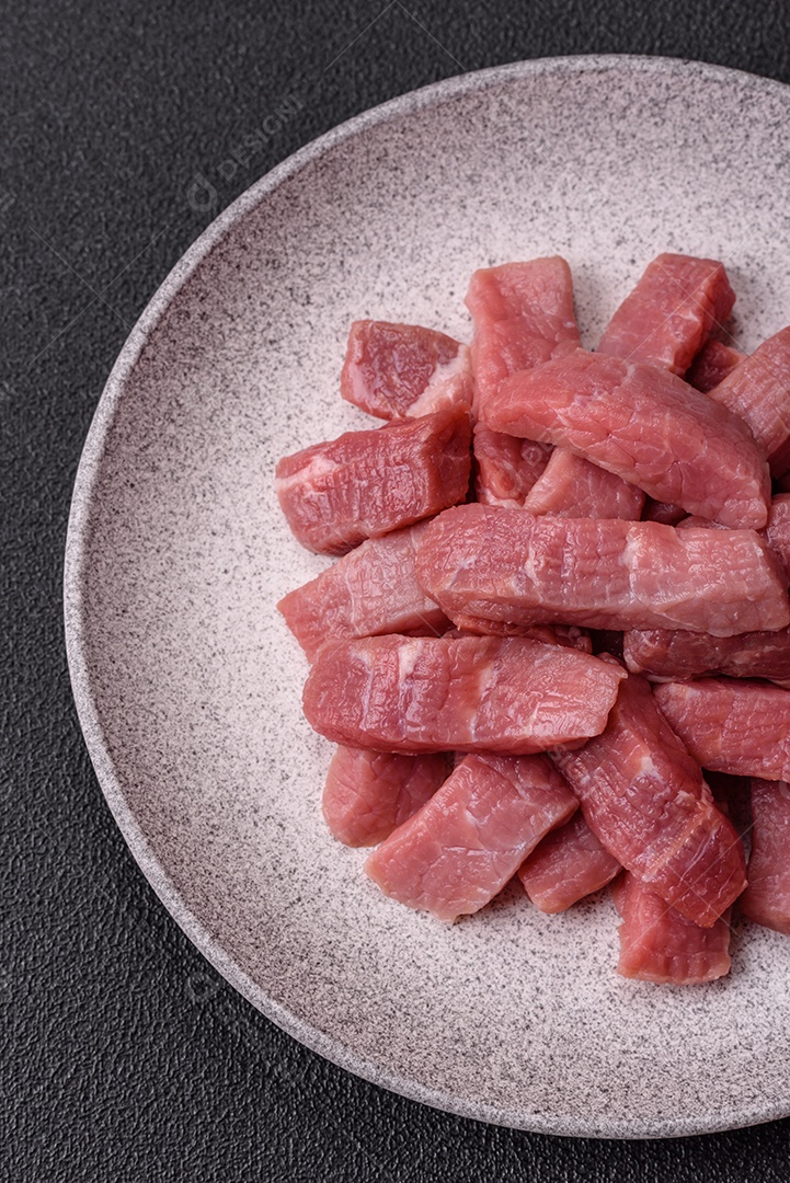 Pedaços de carne bovina crua, provavelmente cortada para preparo culinário