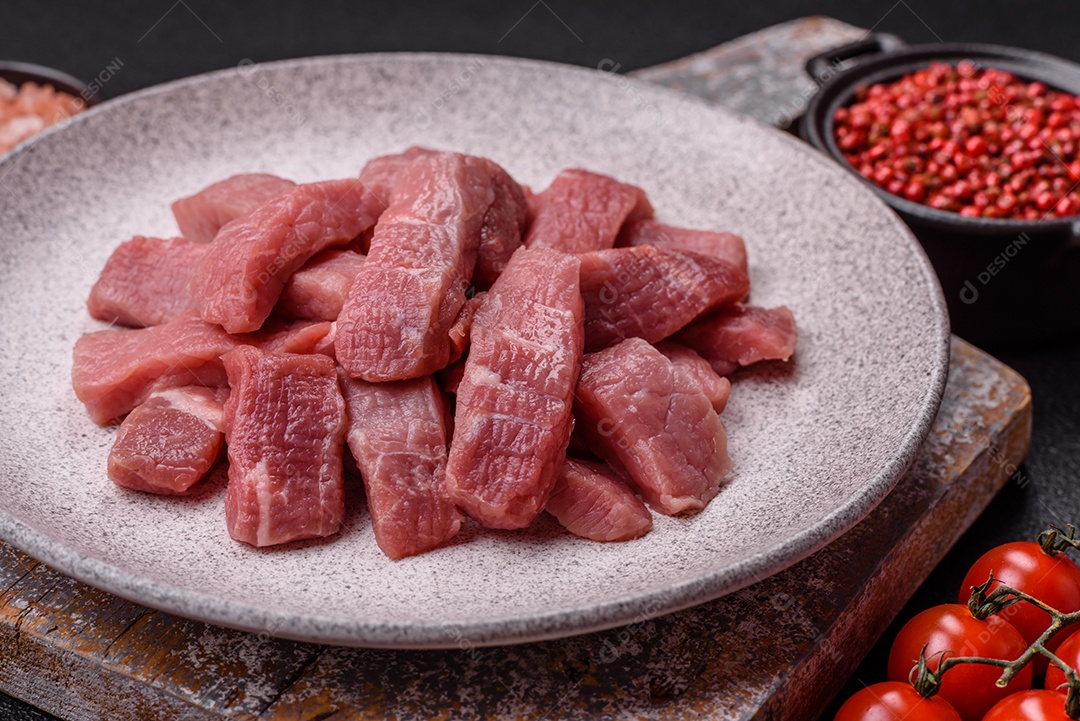 Pedaços de carne bovina crua, provavelmente cortada para preparo culinário