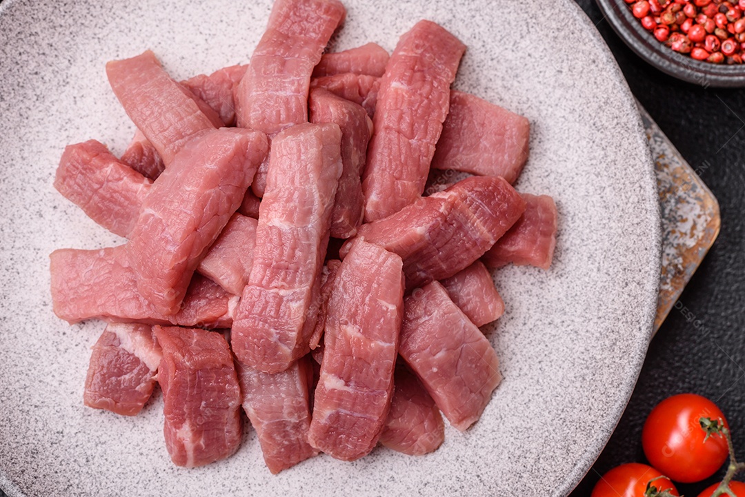 Pedaços de carne bovina crua, provavelmente cortada para preparo culinário