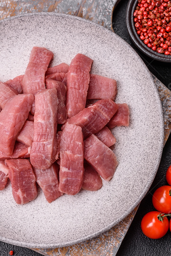 Pedaços de carne bovina crua, provavelmente cortada para preparo culinário