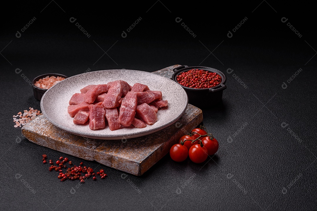 Pedaços de carne bovina crua, provavelmente cortada para preparo culinário