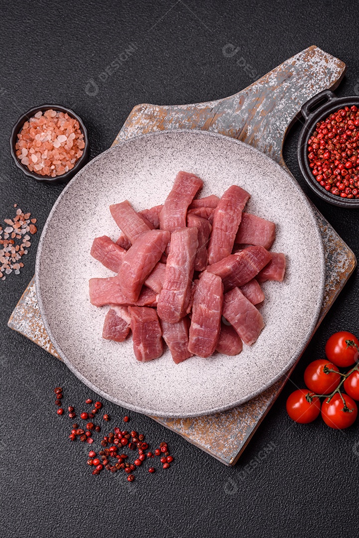 Pedaços de carne bovina crua, provavelmente cortada para preparo culinário
