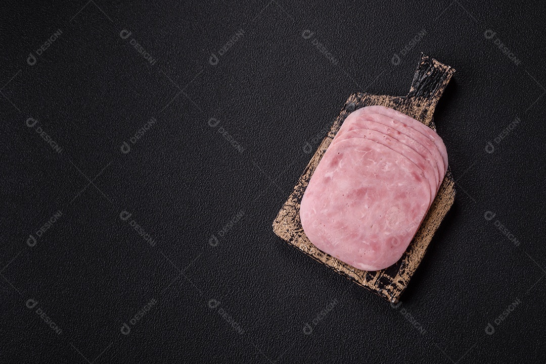 Fatias de presunto, um produto alimentar feito da perna inteira do porco