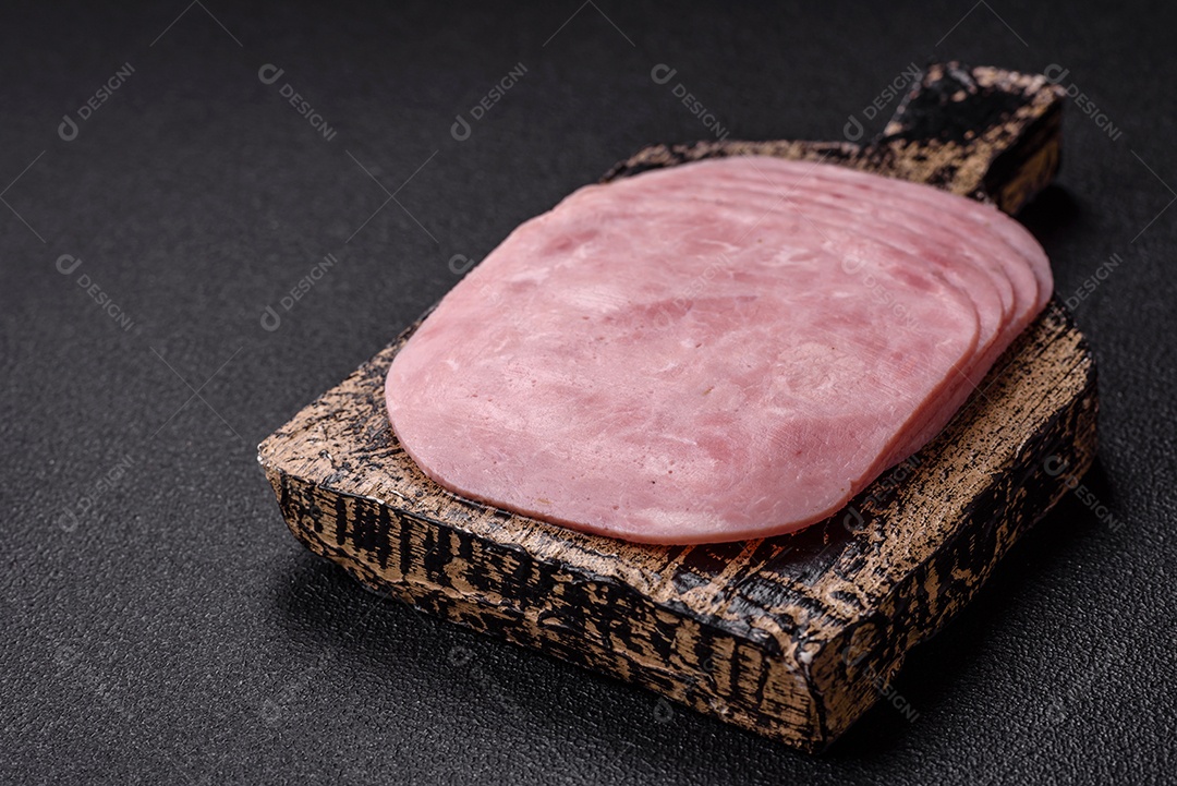 Fatias de presunto, um produto alimentar feito da perna inteira do porco