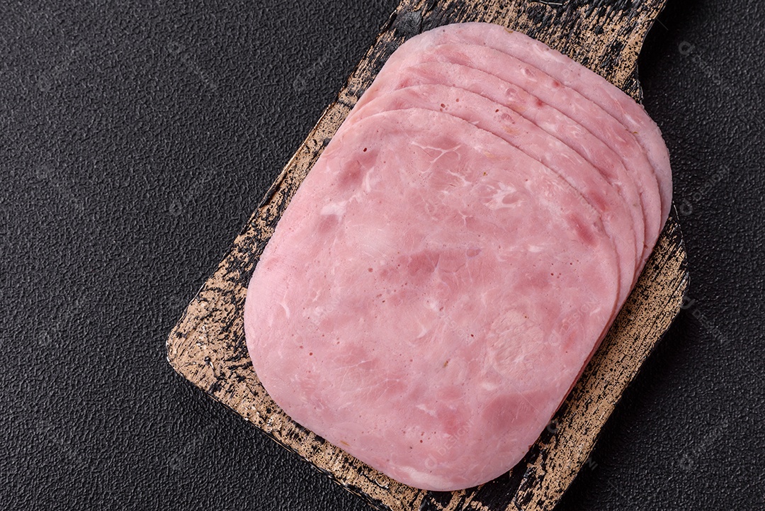 Fatias de presunto, um produto alimentar feito da perna inteira do porco