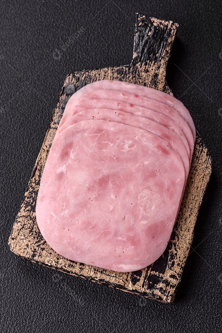 Fatias de presunto, um produto alimentar feito da perna inteira do porco