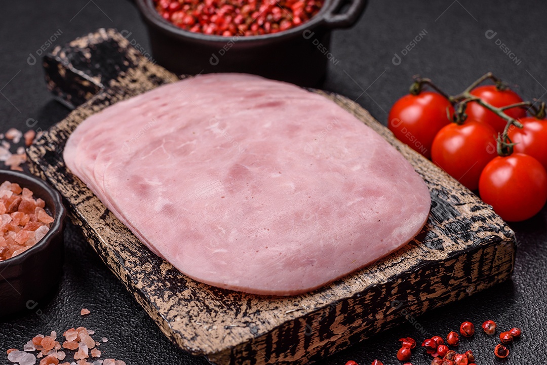 Fatias de presunto, um produto alimentar feito da perna inteira do porco