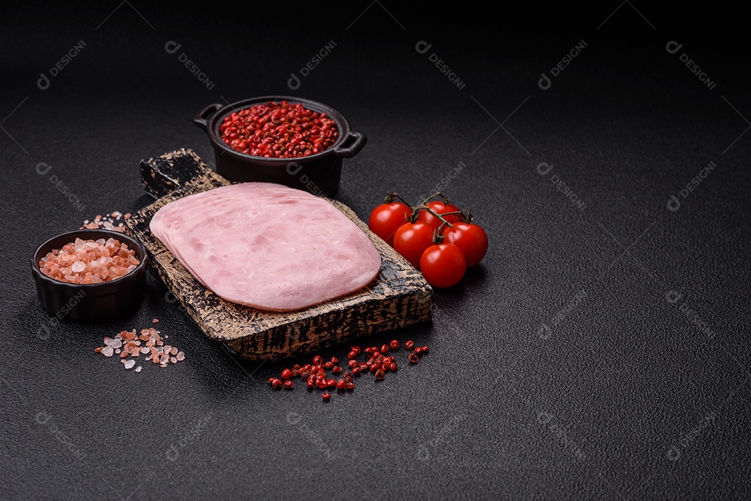 Fatias de presunto, um produto alimentar feito da perna inteira do porco