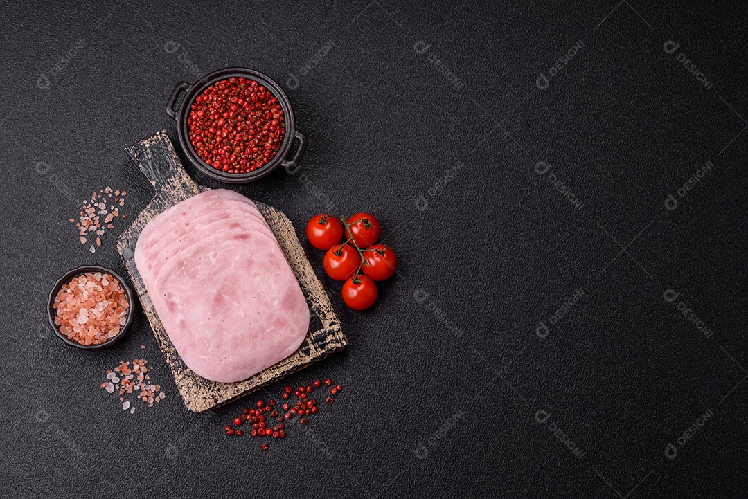 Fatias de presunto, um produto alimentar feito da perna inteira do porco