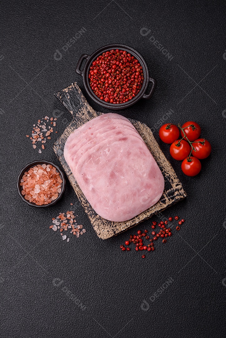 Fatias de presunto, um produto alimentar feito da perna inteira do porco