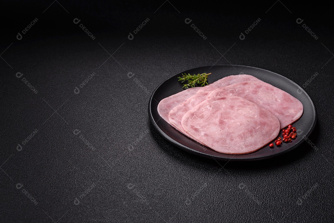 Fatias de presunto, um produto alimentar feito da perna inteira do porco