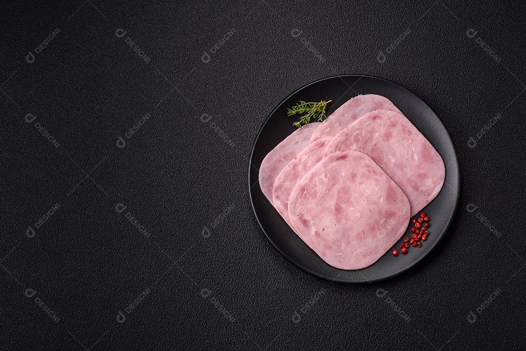 Fatias de presunto, um produto alimentar feito da perna inteira do porco