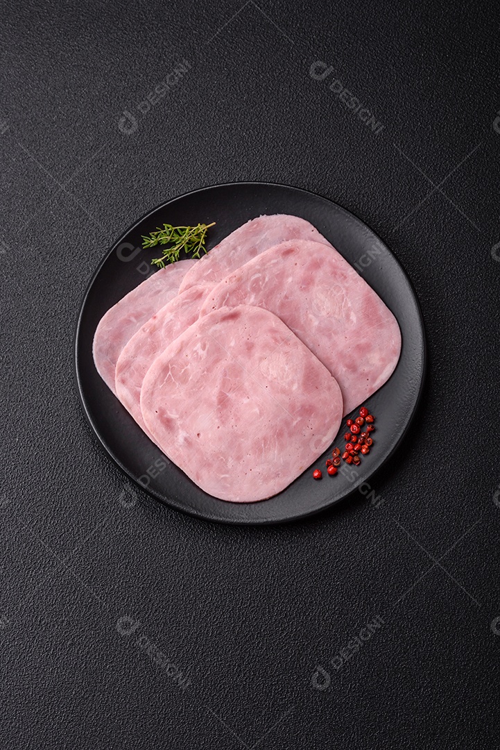 Fatias de presunto, um produto alimentar feito da perna inteira do porco