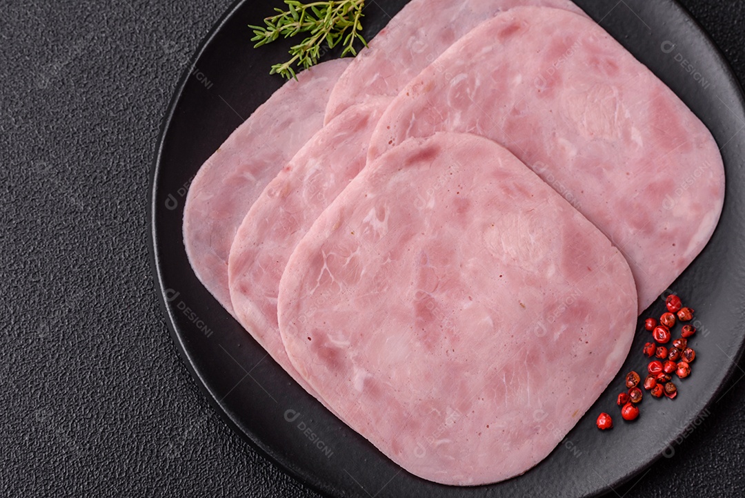 Fatias de presunto, um produto alimentar feito da perna inteira do porco