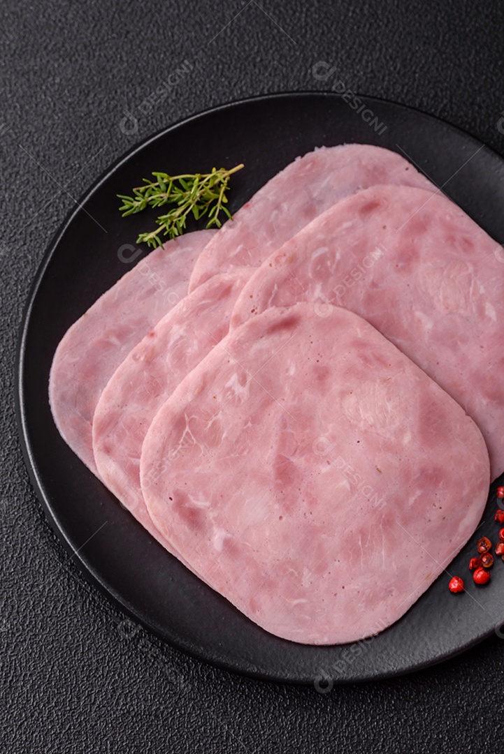 Fatias de presunto, um produto alimentar feito da perna inteira do porco