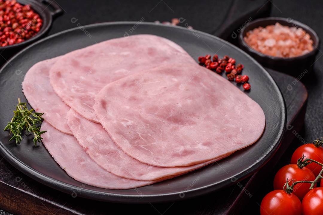 Fatias de presunto, um produto alimentar feito da perna inteira do porco