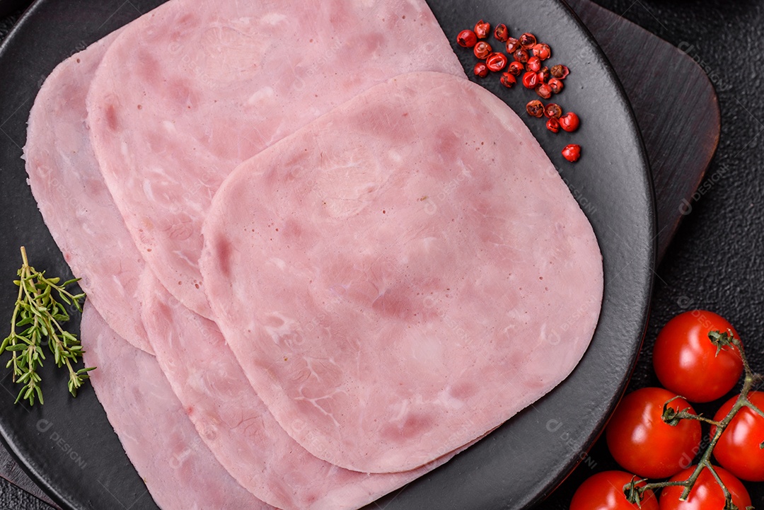 Fatias de presunto, um produto alimentar feito da perna inteira do porco