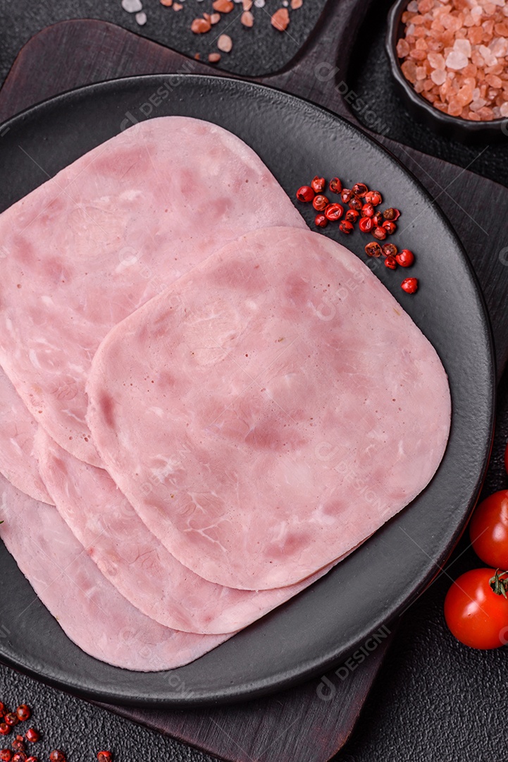 Fatias de presunto, um produto alimentar feito da perna inteira do porco