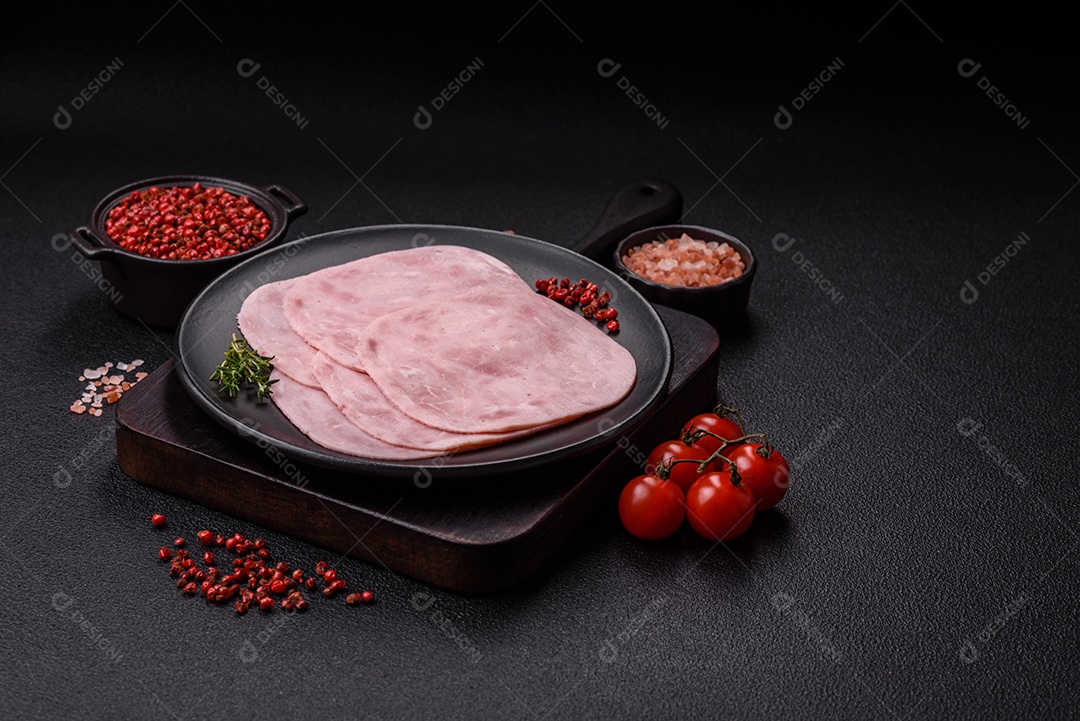 Fatias de presunto, um produto alimentar feito da perna inteira do porco