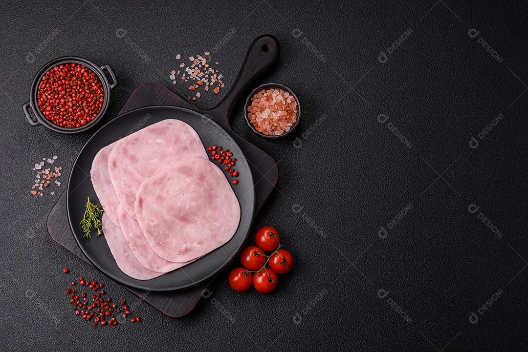 Fatias de presunto, um produto alimentar feito da perna inteira do porco