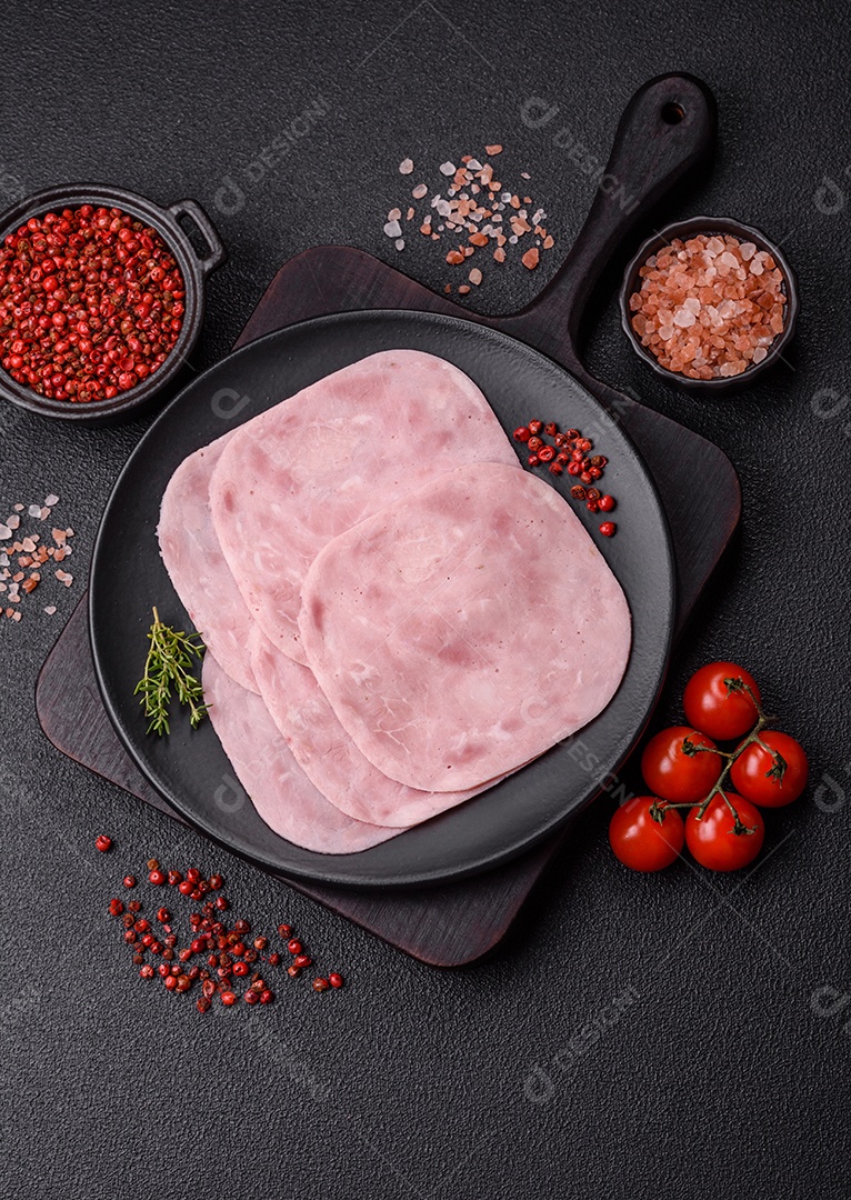 Fatias de presunto, um produto alimentar feito da perna inteira do porco