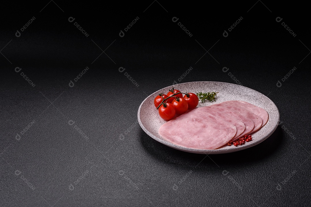 Fatias de presunto, um produto alimentar feito da perna inteira do porco