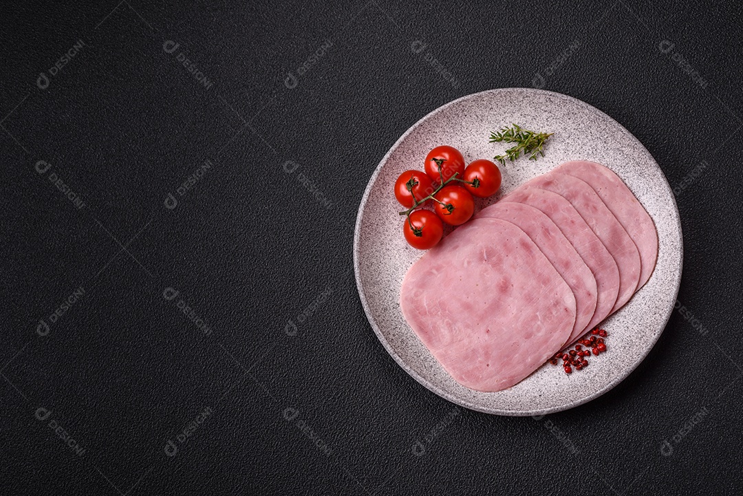 Fatias de presunto, um produto alimentar feito da perna inteira do porco