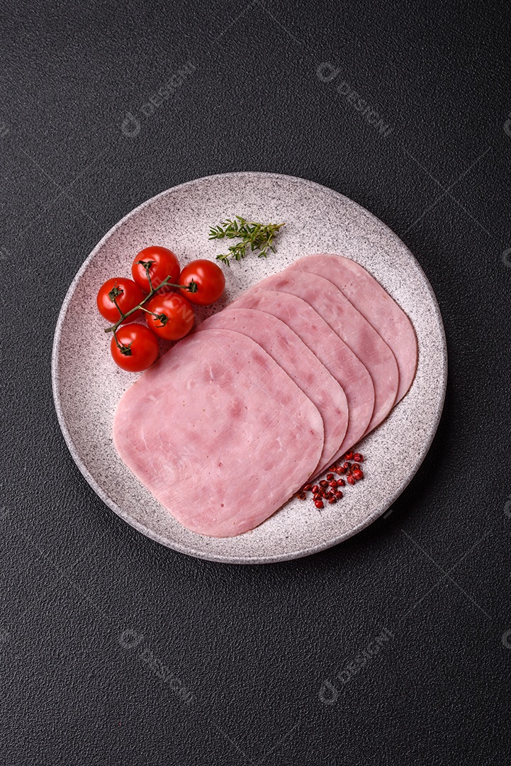 Fatias de presunto, um produto alimentar feito da perna inteira do porco