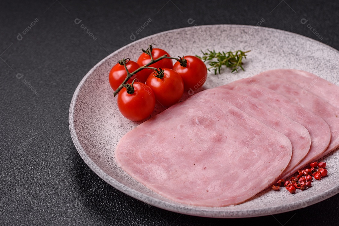 Fatias de presunto, um produto alimentar feito da perna inteira do porco