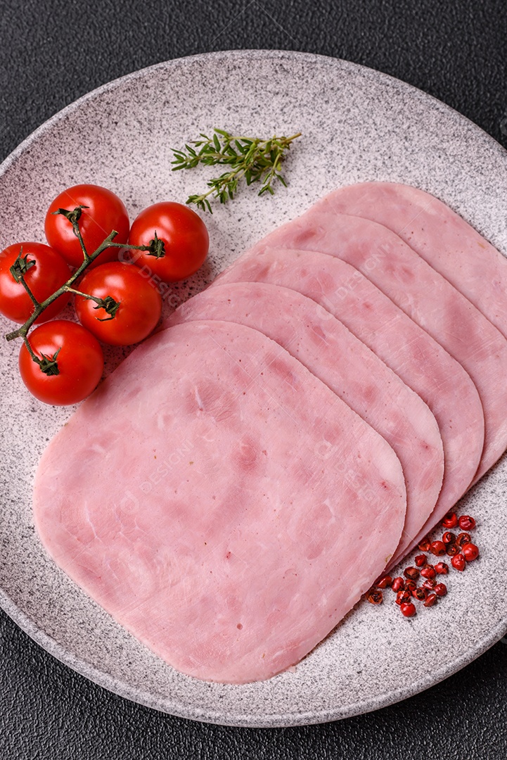 Fatias de presunto, um produto alimentar feito da perna inteira do porco