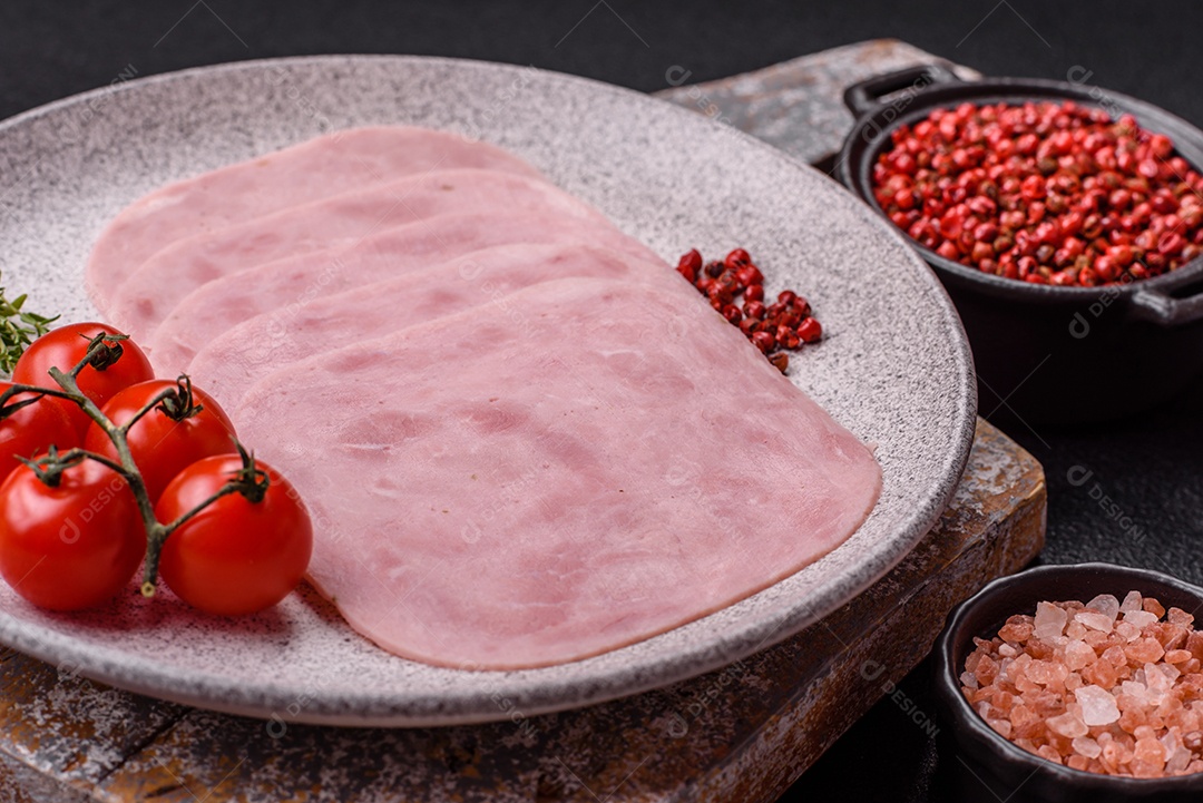 Fatias de presunto, um produto alimentar feito da perna inteira do porco