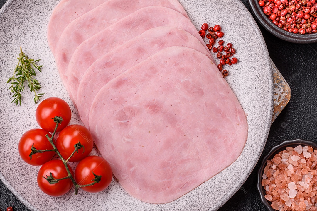 Fatias de presunto, um produto alimentar feito da perna inteira do porco