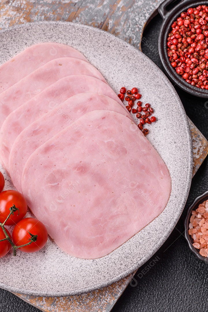 Fatias de presunto, um produto alimentar feito da perna inteira do porco