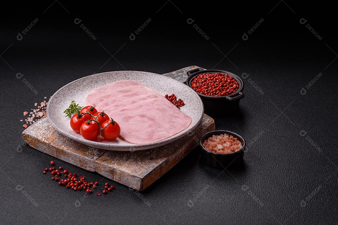 Fatias de presunto, um produto alimentar feito da perna inteira do porco