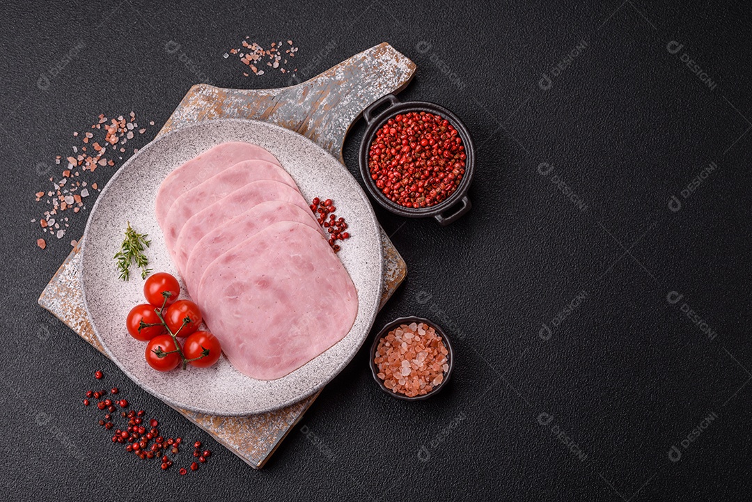 Fatias de presunto, um produto alimentar feito da perna inteira do porco