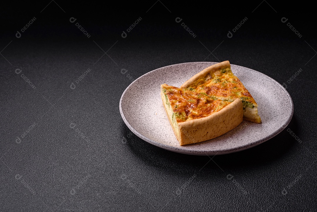Deliciosa fatia de quiche em uma mesa de concreto