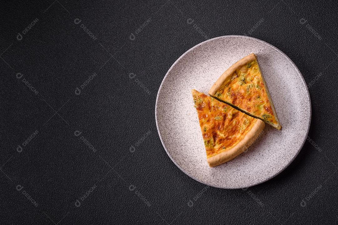 Deliciosa fatia de quiche em uma mesa de concreto
