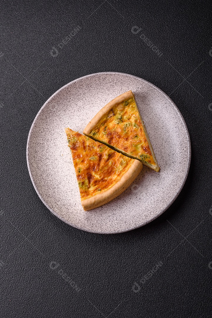 Deliciosa fatia de quiche em uma mesa de concreto