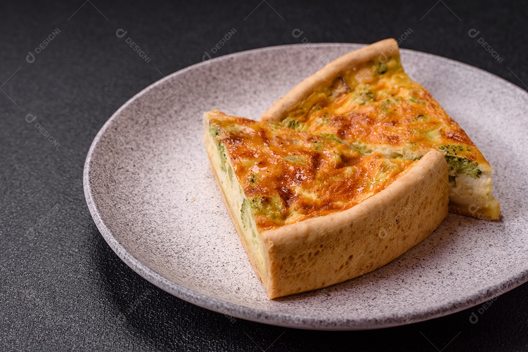 Deliciosa fatia de quiche em uma mesa de concreto