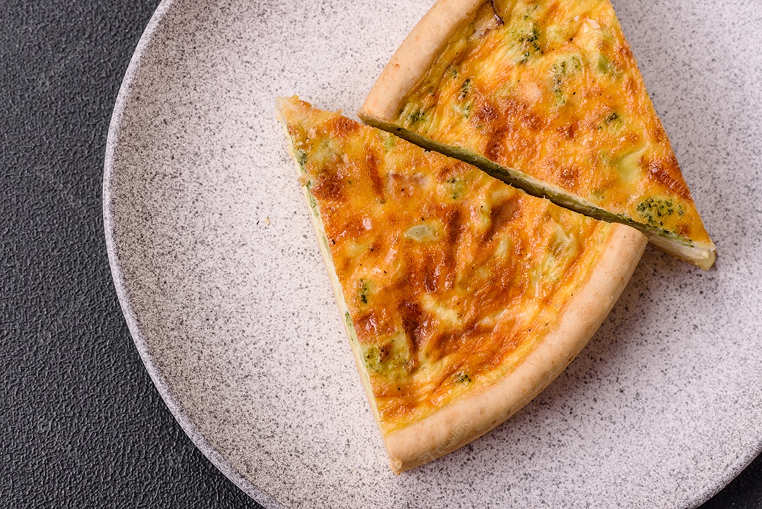 Deliciosa fatia de quiche em uma mesa de concreto