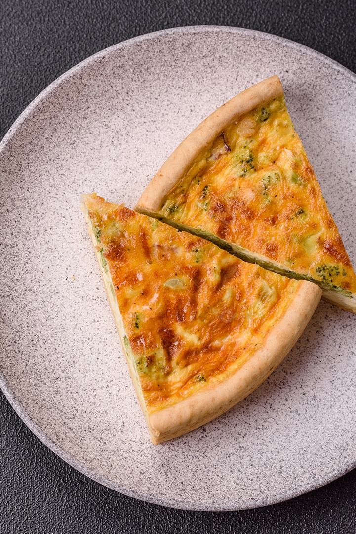 Deliciosa fatia de quiche em uma mesa de concreto