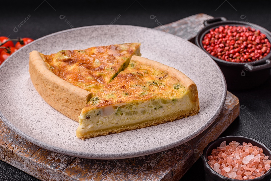 Deliciosa fatia de quiche em uma mesa de concreto