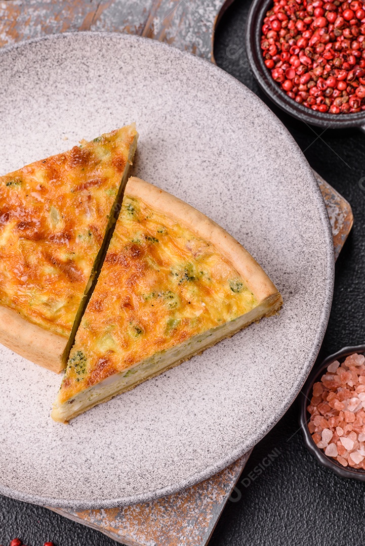 Deliciosa fatia de quiche em uma mesa de concreto