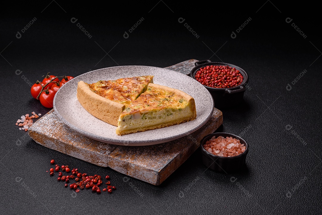 Deliciosa fatia de quiche em uma mesa de concreto