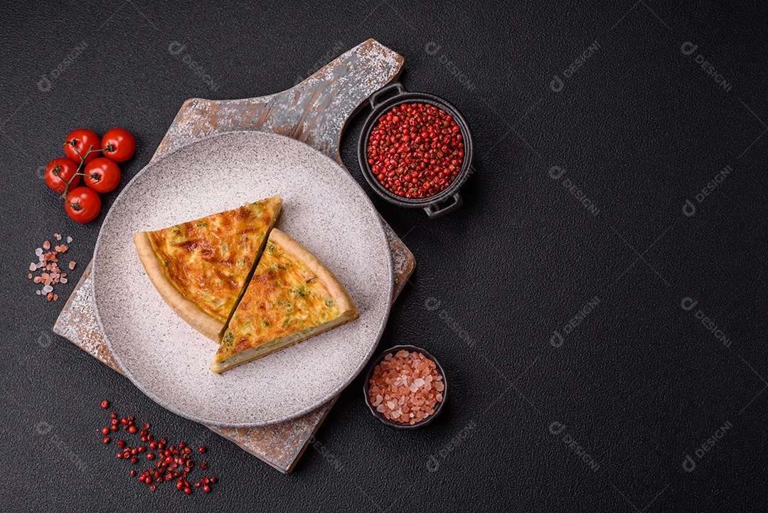 Deliciosa fatia de quiche em uma mesa de concreto